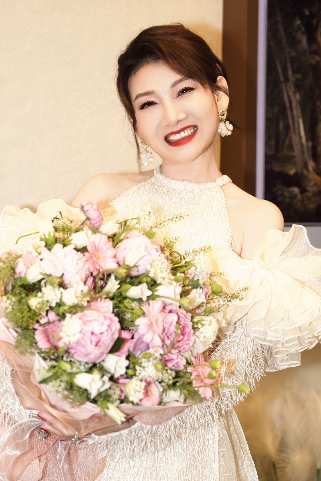 Nhan sắc tuổi 50 của nữ NSND vừa công khai hôn môi “cô gái lạ mặt”, vừa tuyên bố có bạn trai kém 2 con giáp- Ảnh 8.