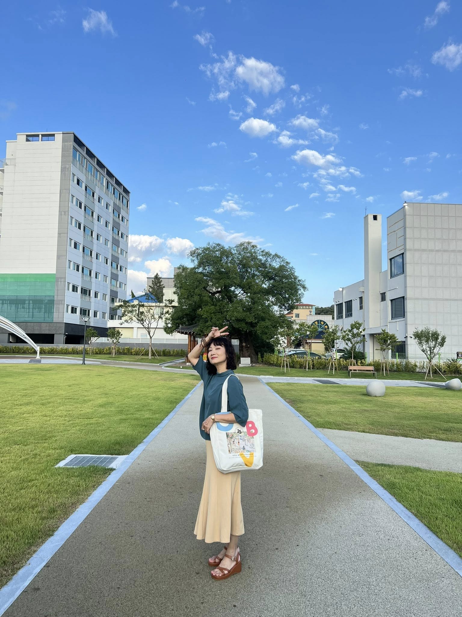 Nhan sắc tuổi 50 của nữ NSND vừa công khai hôn môi “cô gái lạ mặt”, vừa tuyên bố có bạn trai kém 2 con giáp- Ảnh 11.