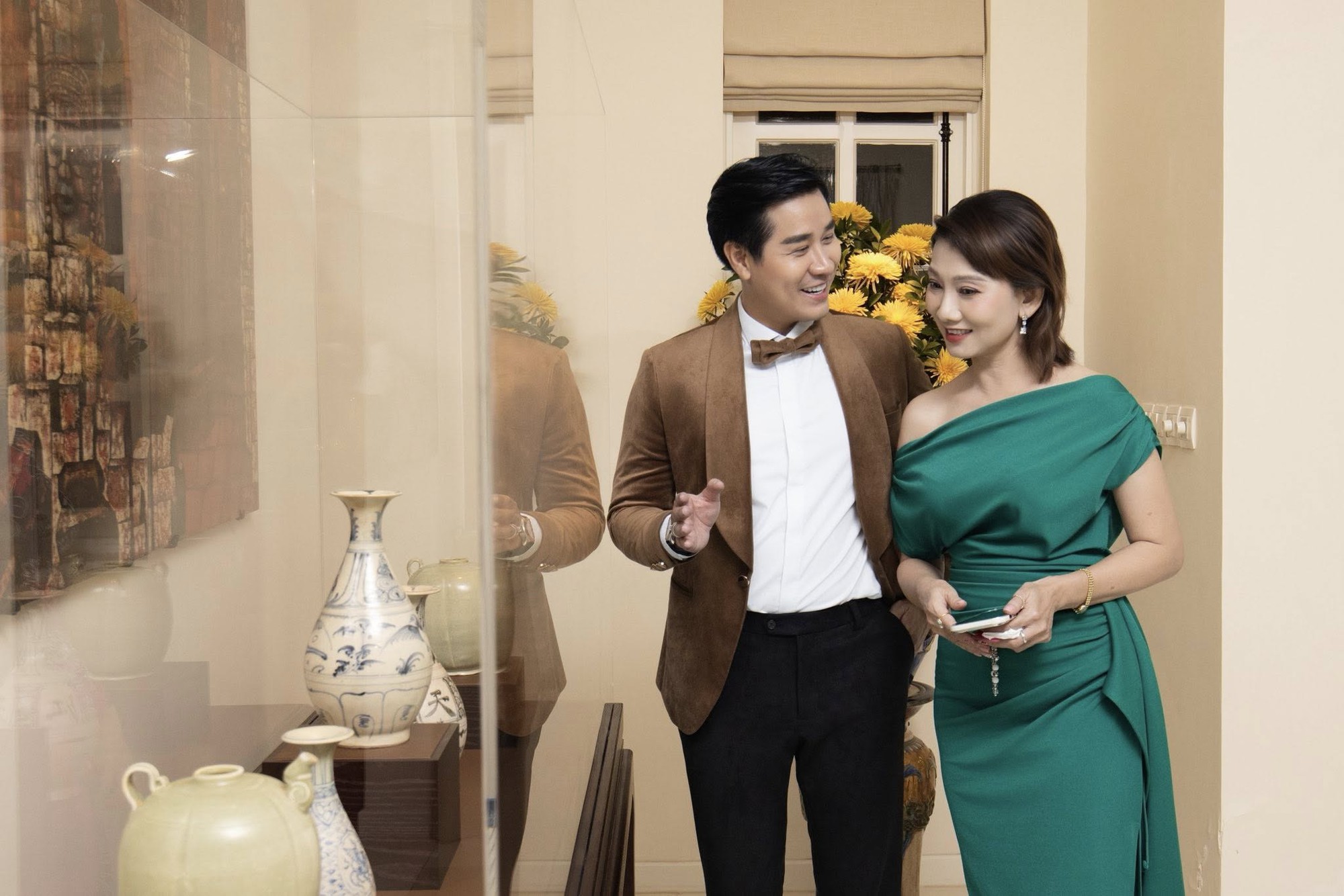 Nhan sắc tuổi 50 của nữ NSND vừa công khai hôn môi “cô gái lạ mặt”, vừa tuyên bố có bạn trai kém 2 con giáp- Ảnh 9.