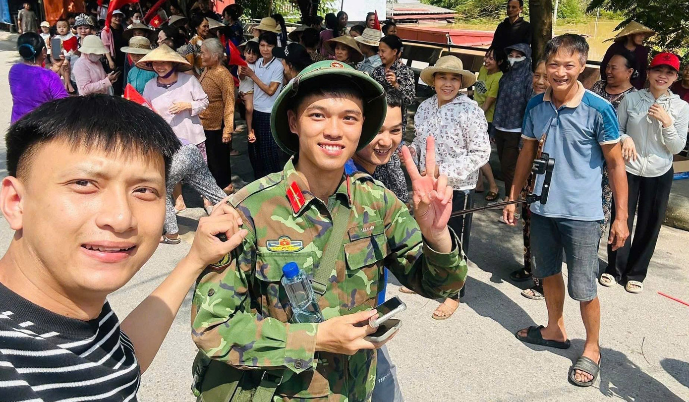 Người dân Bắc Ninh bịn rịn chia tay bộ đội giúp chống lũ- Ảnh 11.