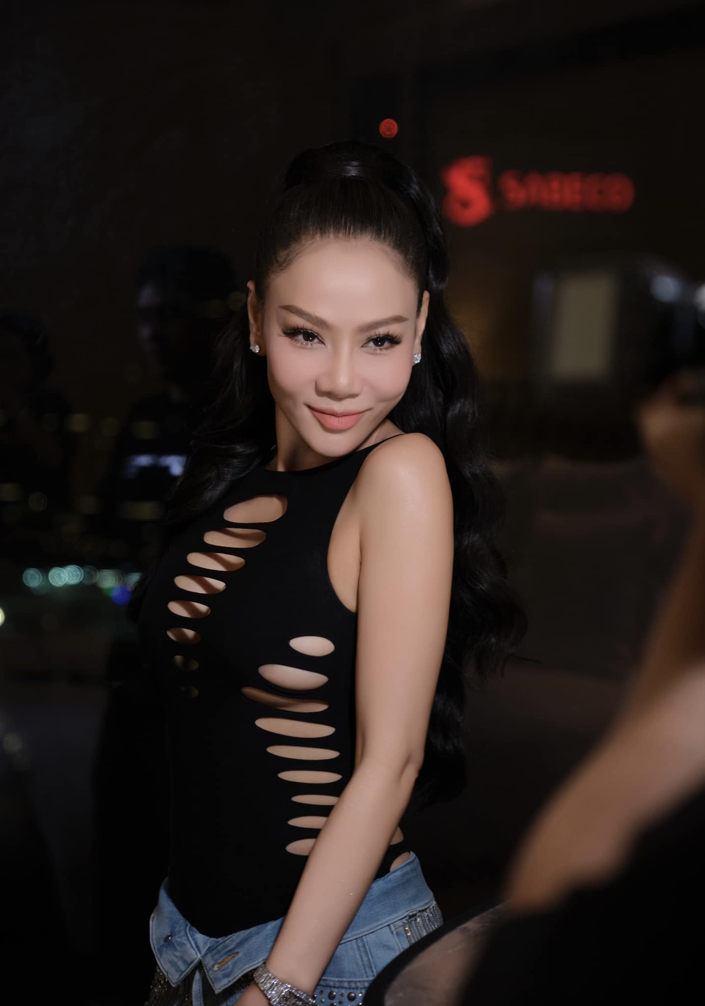 Nữ ca sĩ Việt lấy chồng tỷ phú: Chỉ đi hát cho vui, mới gặp đã bị giục kết hôn, sắm đồ hiệu mỏi tay- Ảnh 12. Nữ ca sĩ Việt lấy chồng tỷ phú: Chỉ đi hát cho vui, mới gặp đã bị giục kết hôn, sắm đồ hiệu mỏi tay- Ảnh 12.