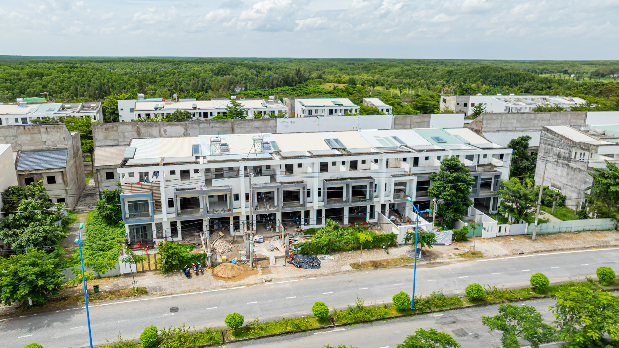 Siêu dự án 10 tỷ USD của Vinhomes tăng tốc xây dựng, nhà đầu tư ồ ạt “săn” đất nền xung quanh, lan rộng cả những khu vực cách dự án hơn 30km- Ảnh 8. Siêu dự án 10 tỷ USD của Vinhomes tăng tốc xây dựng, nhà đầu tư ồ ạt “săn” đất nền xung quanh, lan rộng cả những khu vực cách dự án hơn 30km- Ảnh 8.