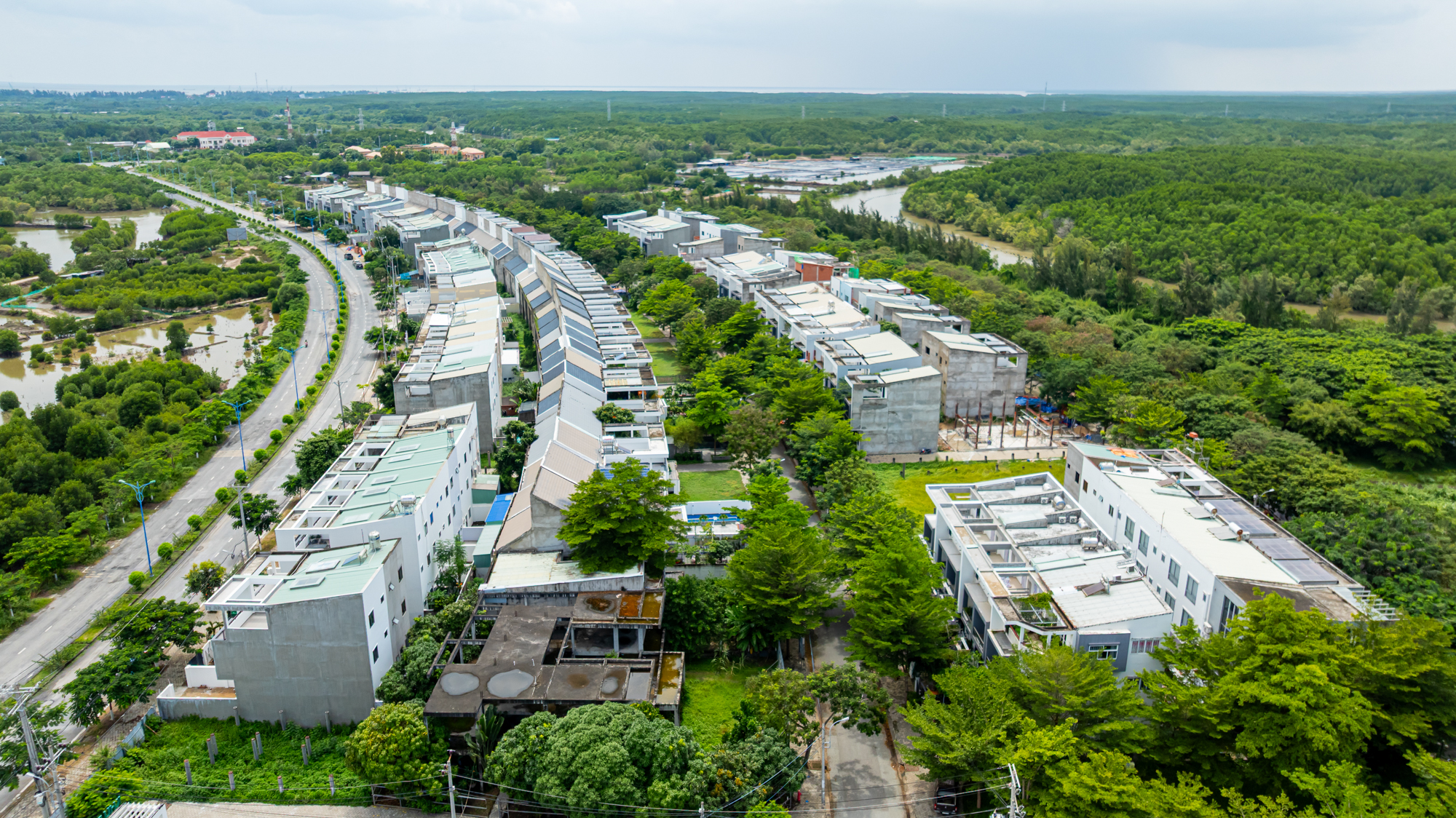 Siêu dự án 10 tỷ USD của Vinhomes tăng tốc xây dựng, nhà đầu tư ồ ạt “săn” đất nền xung quanh, lan rộng cả những khu vực cách dự án hơn 30km- Ảnh 10. Siêu dự án 10 tỷ USD của Vinhomes tăng tốc xây dựng, nhà đầu tư ồ ạt “săn” đất nền xung quanh, lan rộng cả những khu vực cách dự án hơn 30km- Ảnh 10.