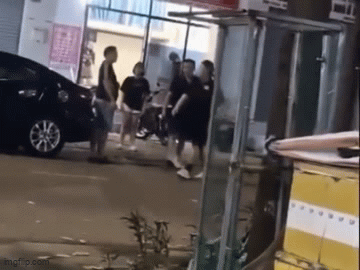 Phẫn nộ clip cận cảnh vụ mời bia bạn không uống, người đàn ông cầm rựa chém người- Ảnh 1.