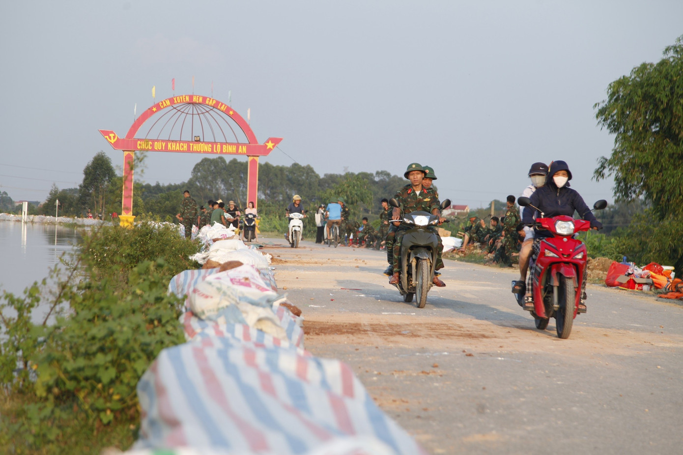 Người dân Bắc Ninh bịn rịn chia tay bộ đội giúp chống lũ- Ảnh 6.