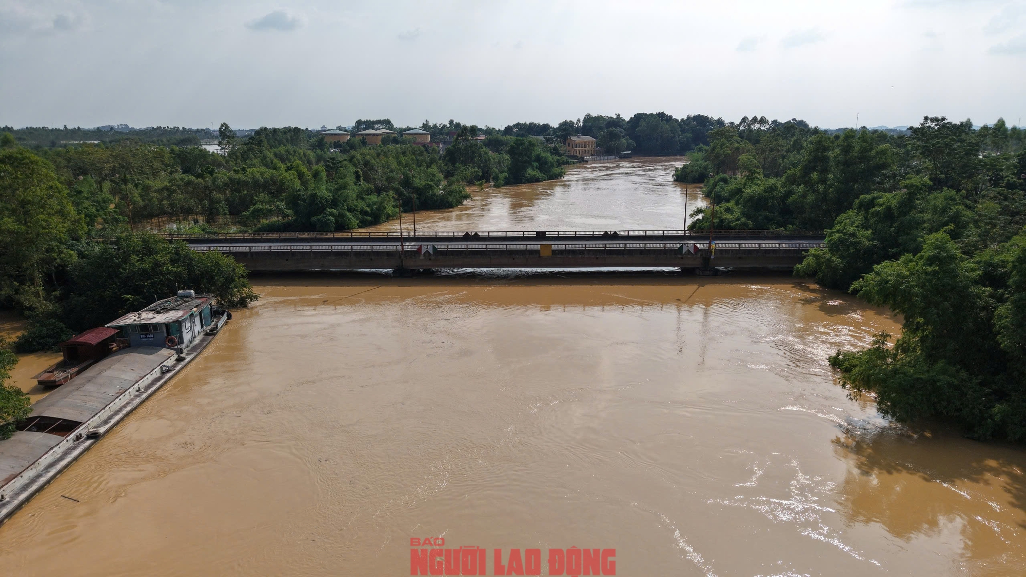 VIDEO: Những hình ảnh mới nhất ở nơi nước ngập sâu 2 m, dân sinh hoạt trên mái nhà- Ảnh 10.