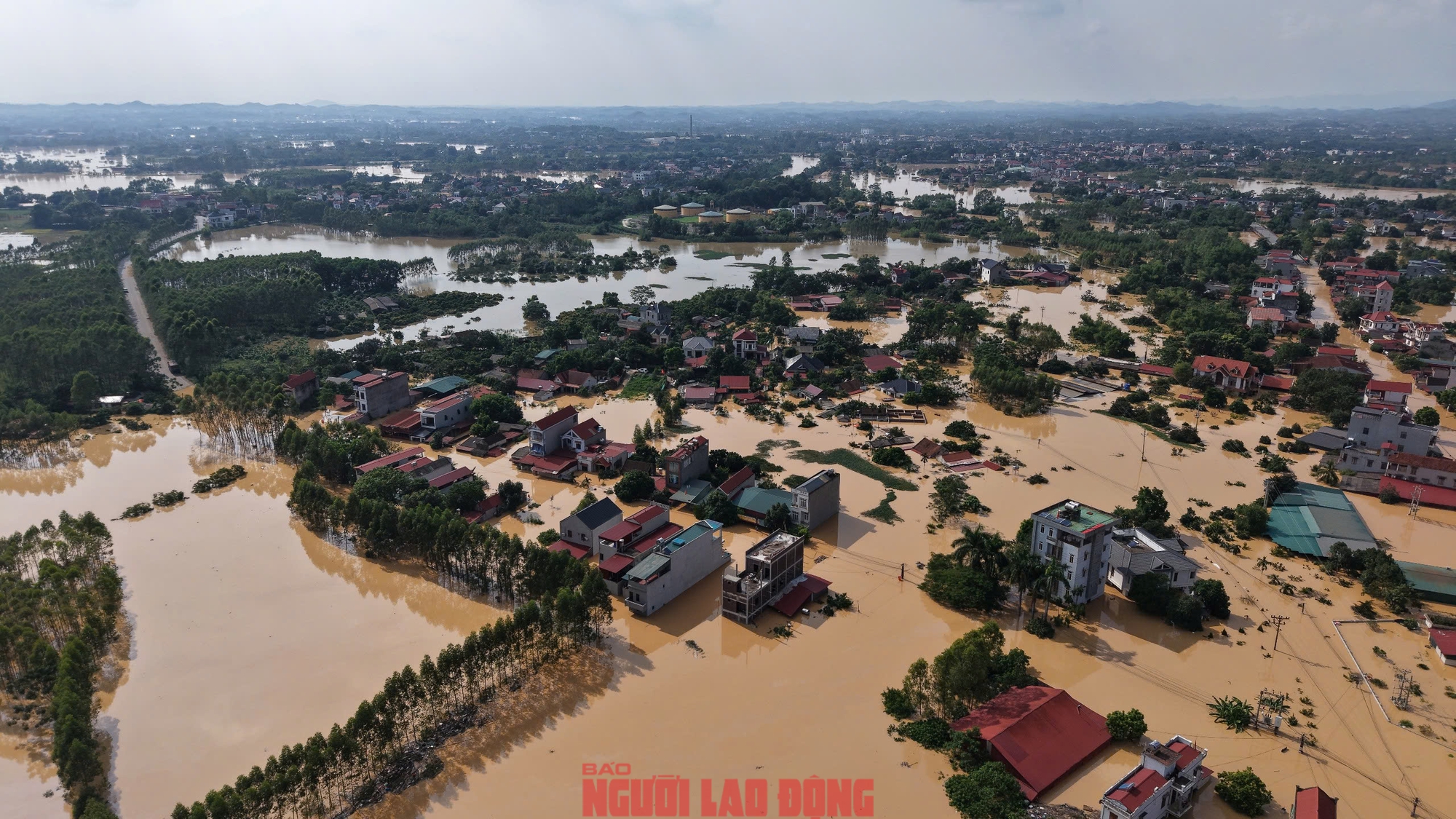 VIDEO: Những hình ảnh mới nhất ở nơi nước ngập sâu 2 m, dân sinh hoạt trên mái nhà- Ảnh 11.