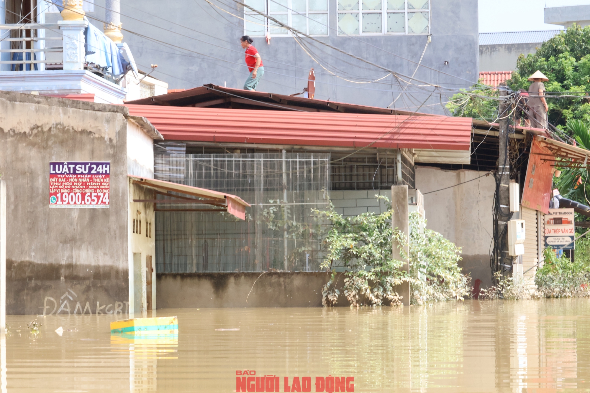 VIDEO: Những hình ảnh mới nhất ở nơi nước ngập sâu 2 m, dân sinh hoạt trên mái nhà- Ảnh 1.