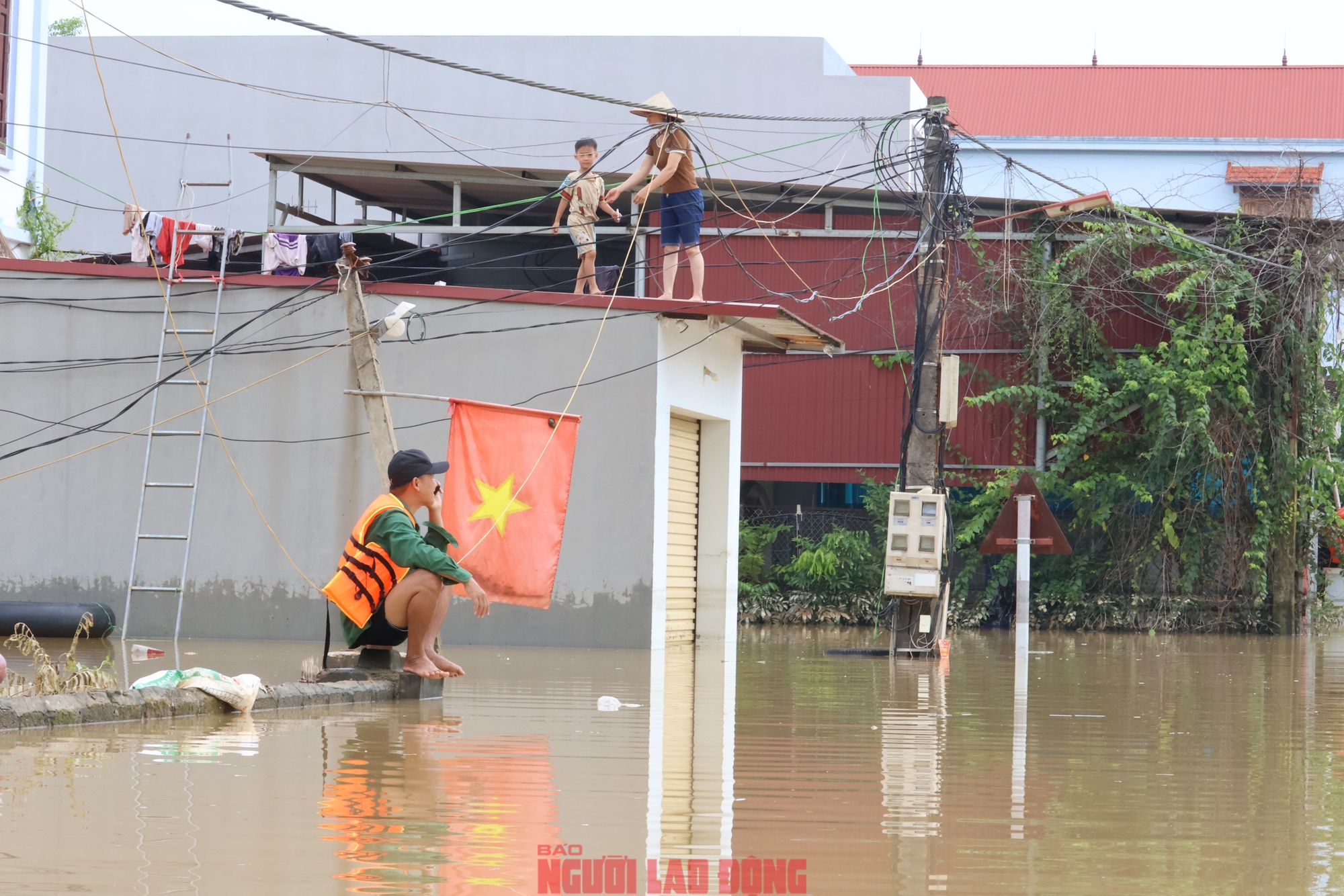 VIDEO: Những hình ảnh mới nhất ở nơi nước ngập sâu 2 m, dân sinh hoạt trên mái nhà- Ảnh 5.