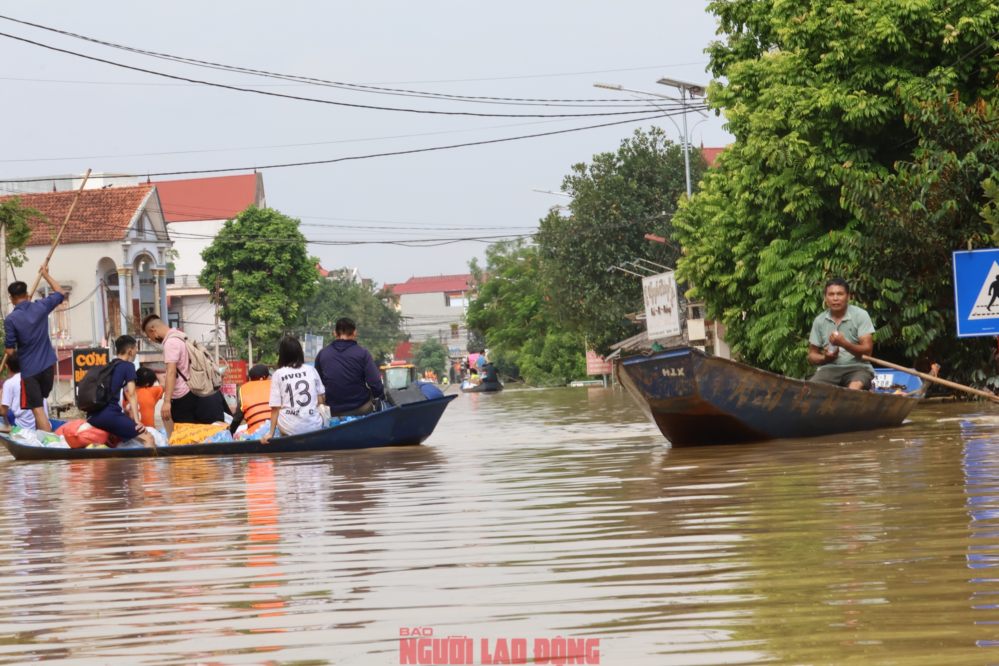 VIDEO: Những hình ảnh mới nhất ở nơi nước ngập sâu 2 m, dân sinh hoạt trên mái nhà- Ảnh 6.