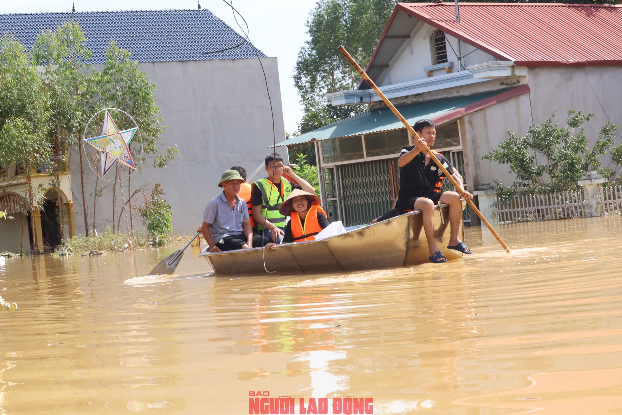 VIDEO: Những hình ảnh mới nhất ở nơi nước ngập sâu 2 m, dân sinh hoạt trên mái nhà- Ảnh 12.