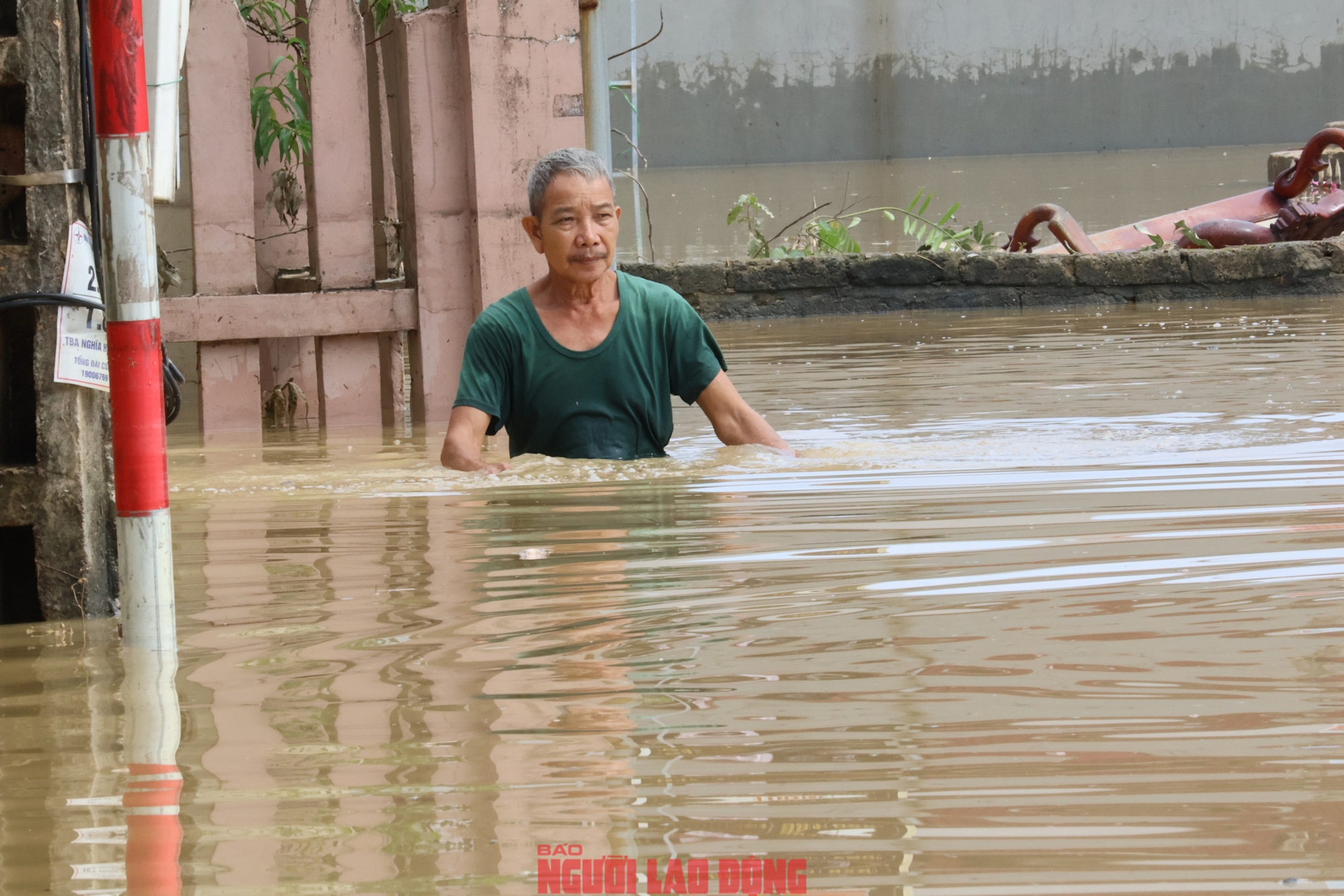 VIDEO: Những hình ảnh mới nhất ở nơi nước ngập sâu 2 m, dân sinh hoạt trên mái nhà- Ảnh 14.