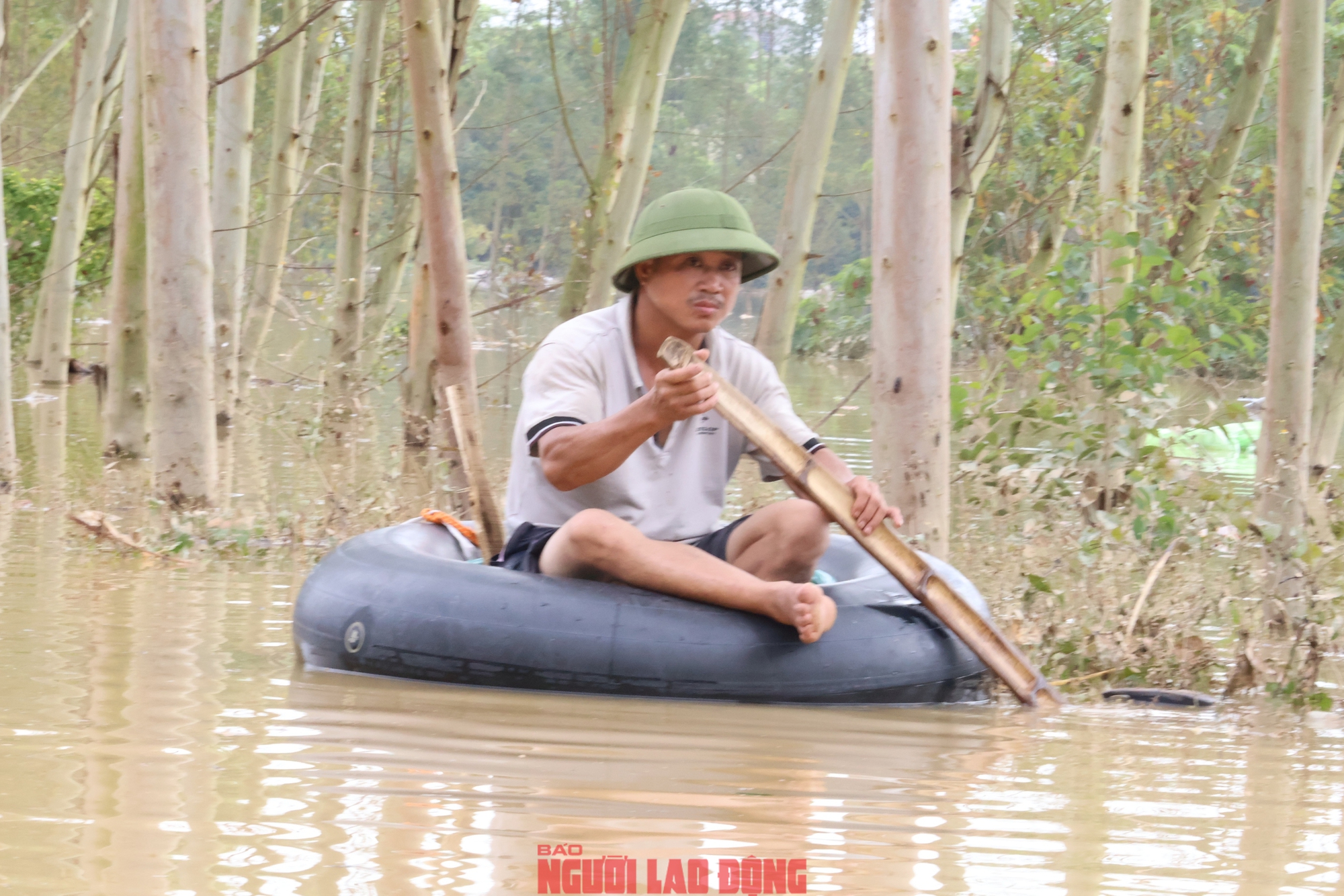 VIDEO: Những hình ảnh mới nhất ở nơi nước ngập sâu 2 m, dân sinh hoạt trên mái nhà- Ảnh 15.