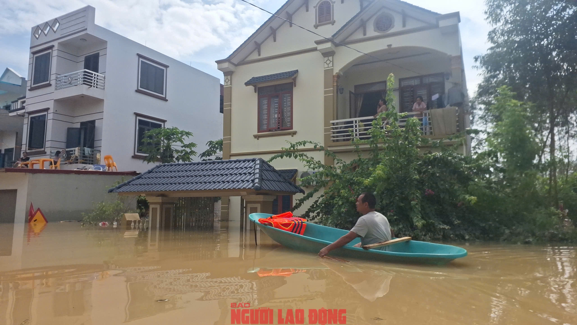 VIDEO: Những hình ảnh mới nhất ở nơi nước ngập sâu 2 m, dân sinh hoạt trên mái nhà- Ảnh 16.