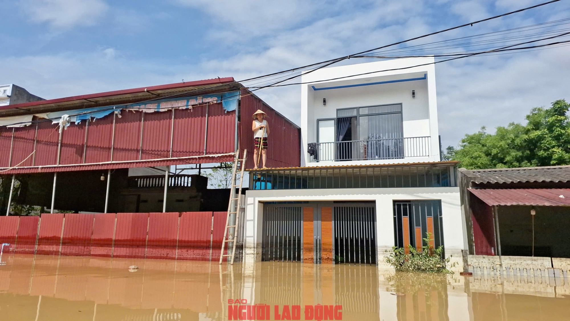 VIDEO: Những hình ảnh mới nhất ở nơi nước ngập sâu 2 m, dân sinh hoạt trên mái nhà- Ảnh 17.