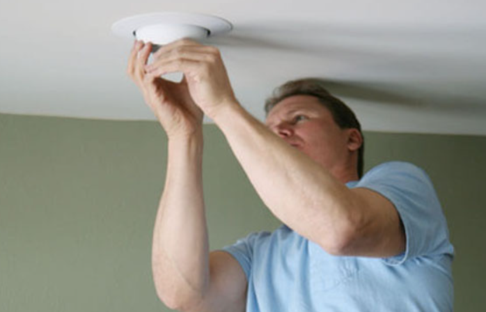 Người đ&agrave;n &ocirc;ng ph&aacute;t hiện 284 tỷ đồng giấu k&iacute;n khi đang sửa b&oacute;ng đ&egrave;n- Ảnh 1.