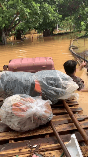 [CLIP] Bố bơi ngược b&atilde;o lũ để con kịp ra s&acirc;n bay đi du học: 20% sức lực c&ograve;n lại của bố, phải đổi lấy 200% th&agrave;nh c&ocirc;ng!- Ảnh 1.