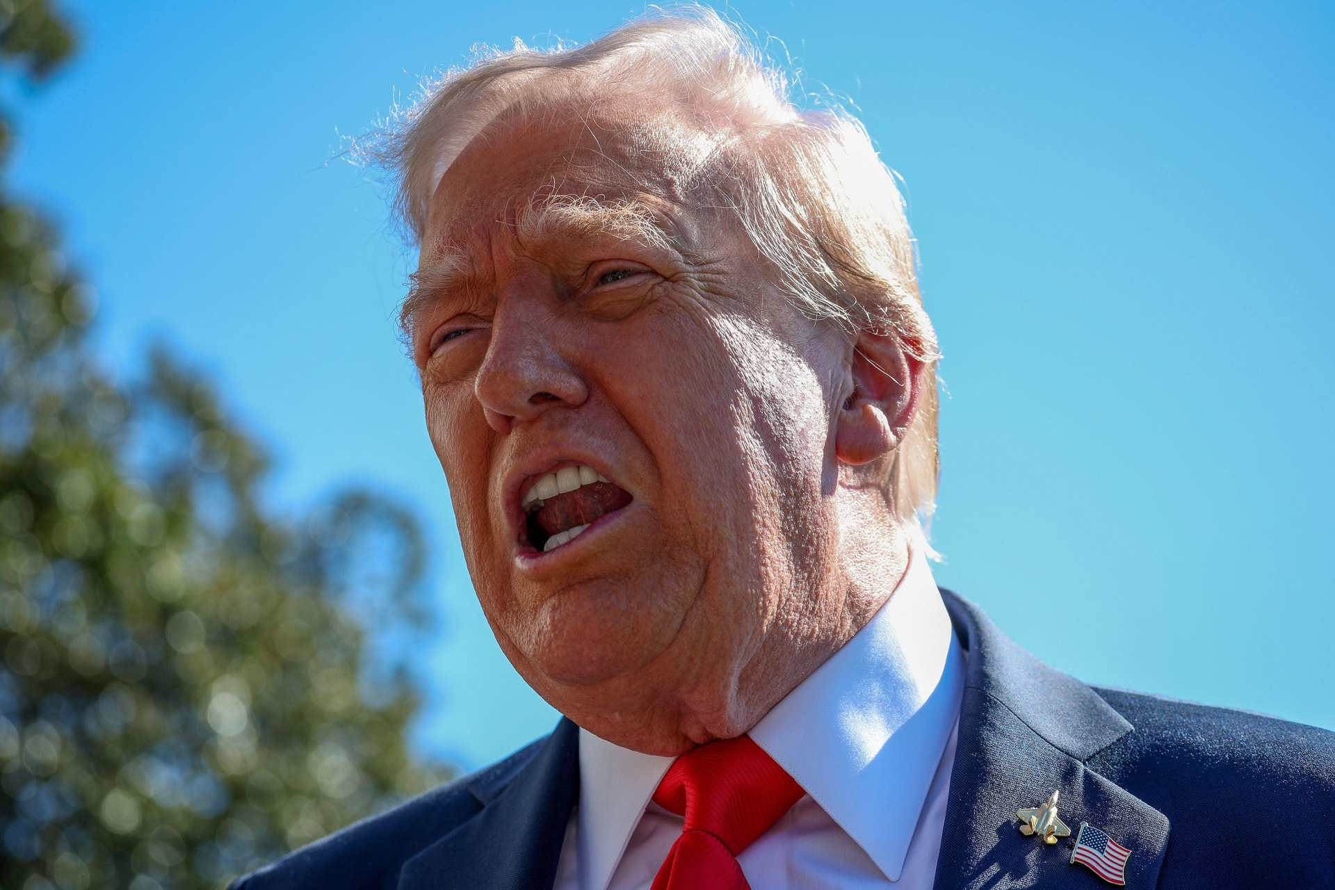 Ông Trump tuyên bố đánh thêm thuế 100% với hàng hoá Trung Quốc, chứng khoán Mỹ "rớt thảm" nhất kể từ khi Mỹ áp thuế "cả thế giới" - Ảnh 1. Ông Trump tuyên bố đánh thêm thuế 100% với hàng hoá Trung Quốc, chứng khoán Mỹ "rớt thảm" nhất kể từ khi Mỹ áp thuế "cả thế giới" - Ảnh 1.