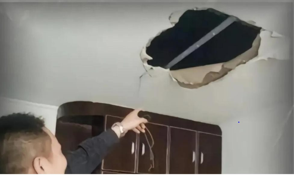 Người đ&agrave;n &ocirc;ng ph&aacute;t hiện 284 tỷ đồng giấu k&iacute;n khi đang sửa b&oacute;ng đ&egrave;n- Ảnh 5.