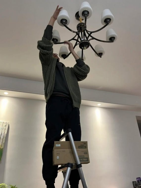 Người đ&agrave;n &ocirc;ng ph&aacute;t hiện 284 tỷ đồng giấu k&iacute;n khi đang sửa b&oacute;ng đ&egrave;n- Ảnh 3.