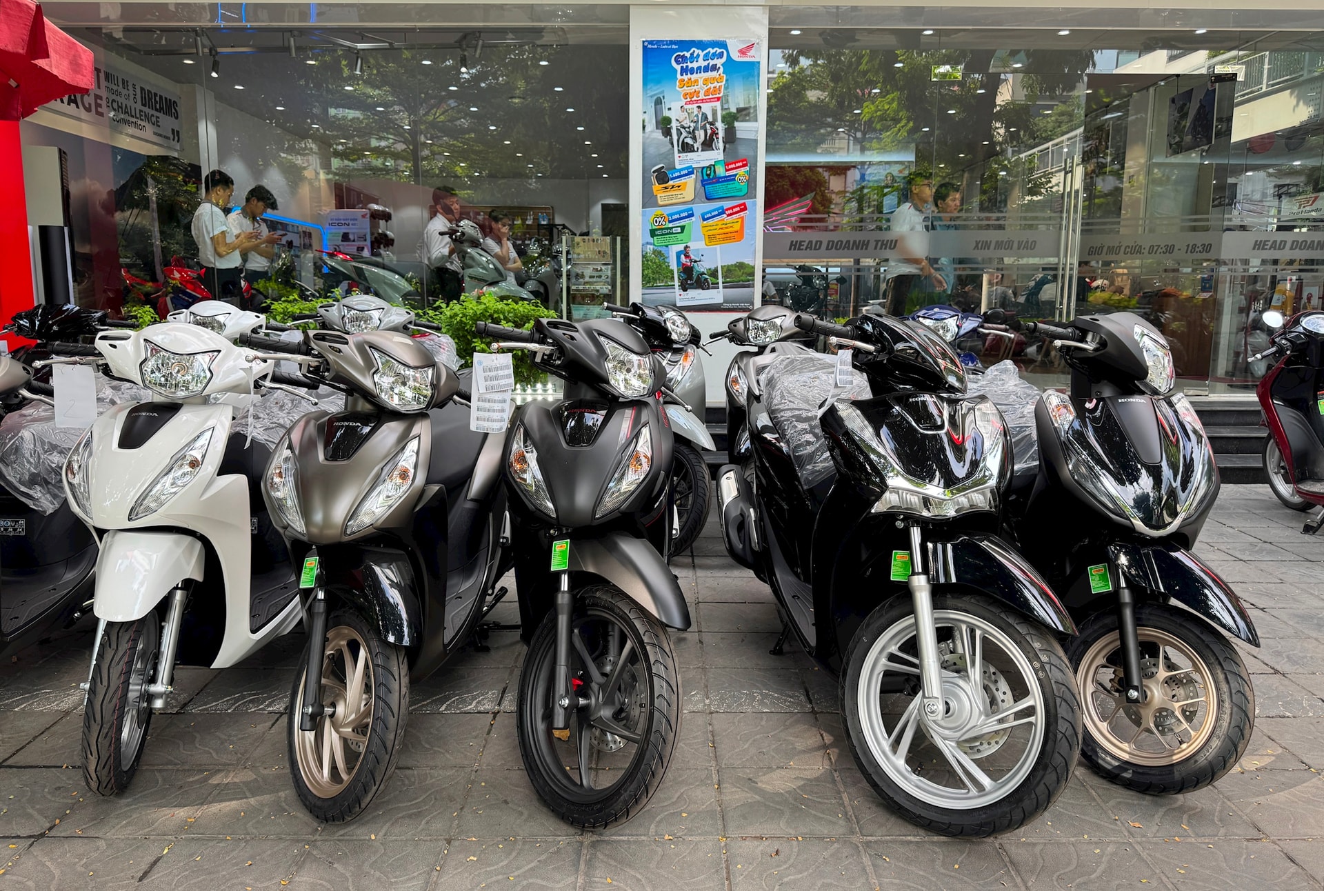 Thị trường xe m&aacute;y &ldquo;n&iacute;n thở&rdquo; chờ quyết định kh&iacute; thải- Ảnh 1.