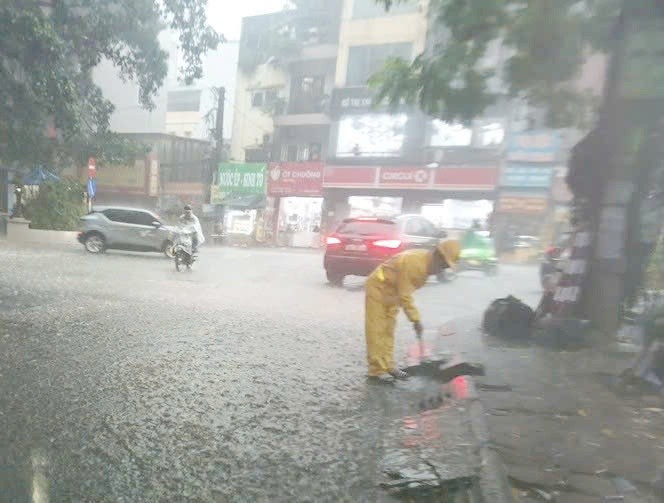 Hà Nội xuất hiện hơn 10 điểm ngập sau trận mưa sáng 11/10- Ảnh 4. Hà Nội xuất hiện hơn 10 điểm ngập sau trận mưa sáng 11/10- Ảnh 4.