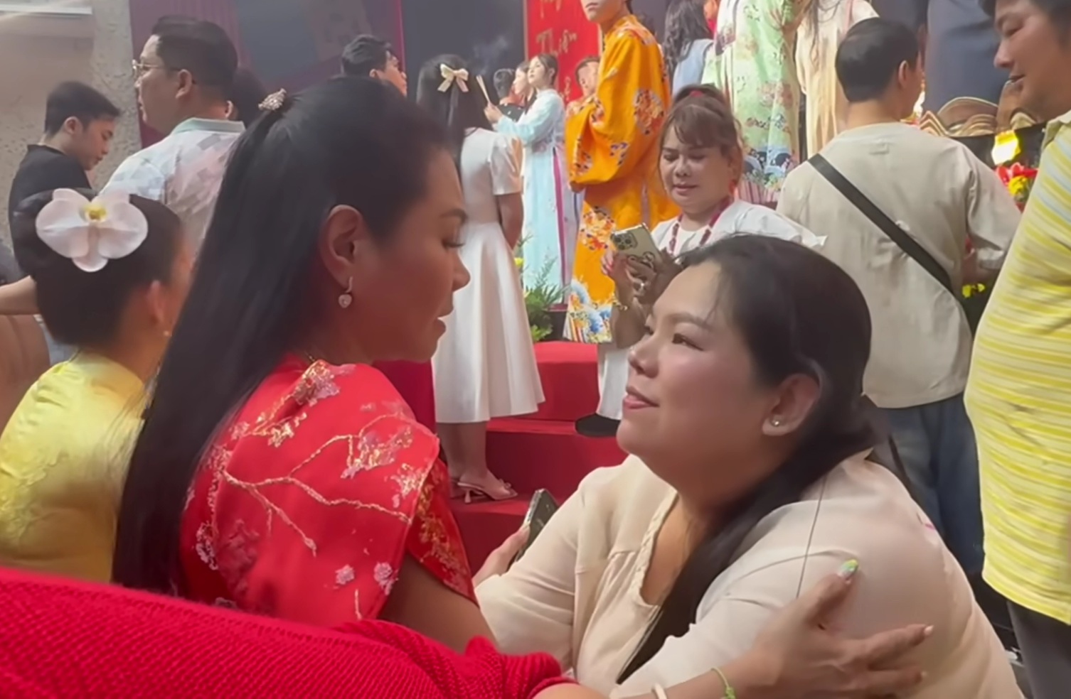 Phó chủ tịch Quyền Linh ăn mặc giản dị, ôm chặt một nữ NSƯT từ Mỹ về- Ảnh 3.