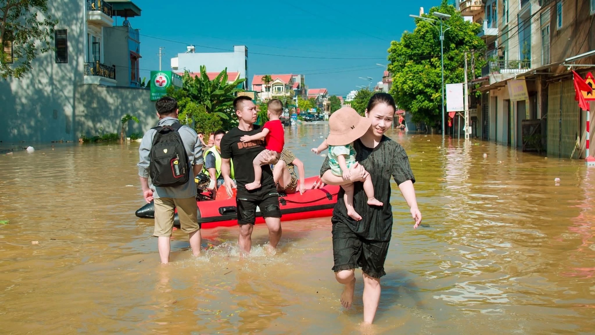 VIDEO: Những hình ảnh mới nhất ở nơi nước ngập sâu 2 m, dân sinh hoạt trên mái nhà- Ảnh 18.