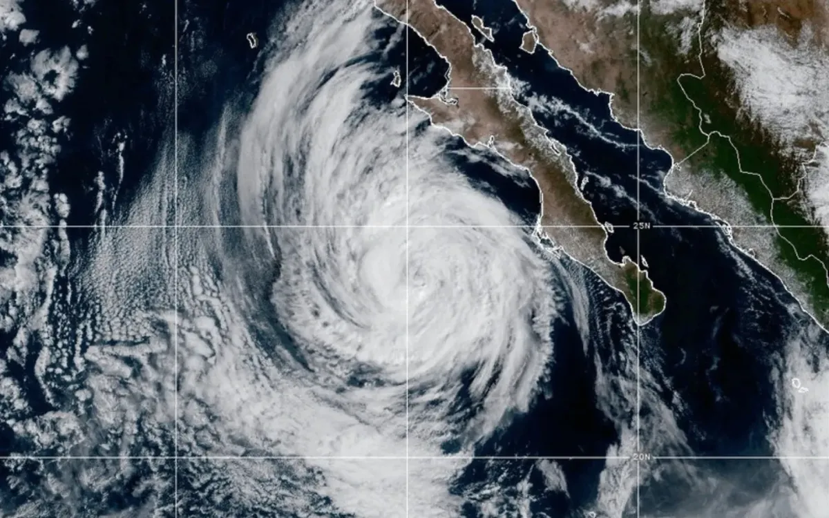 Ảnh vệ tinh NOAA chụp lúc 14h09 ngày 9/10/2025 cho thấy bão nhiệt đới Priscilla ngoài khơi phía Tây Mexico trên Thái Bình Dương (Ảnh: AP)