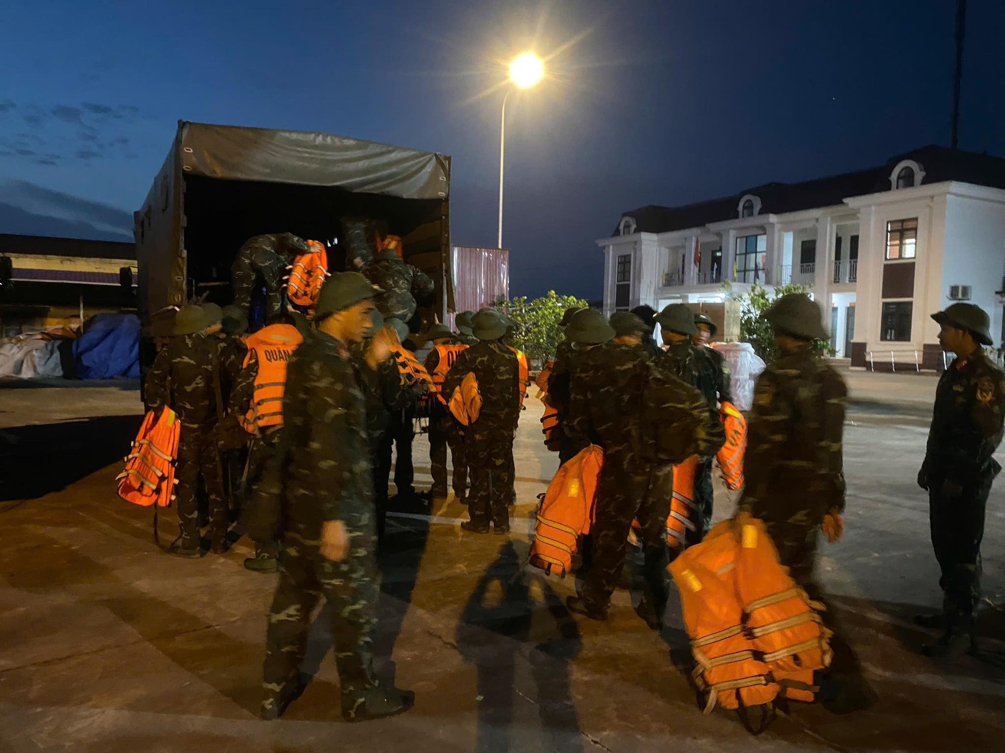 VIDEO: Những hình ảnh mới nhất ở nơi nước ngập sâu 2 m, dân sinh hoạt trên mái nhà- Ảnh 20.