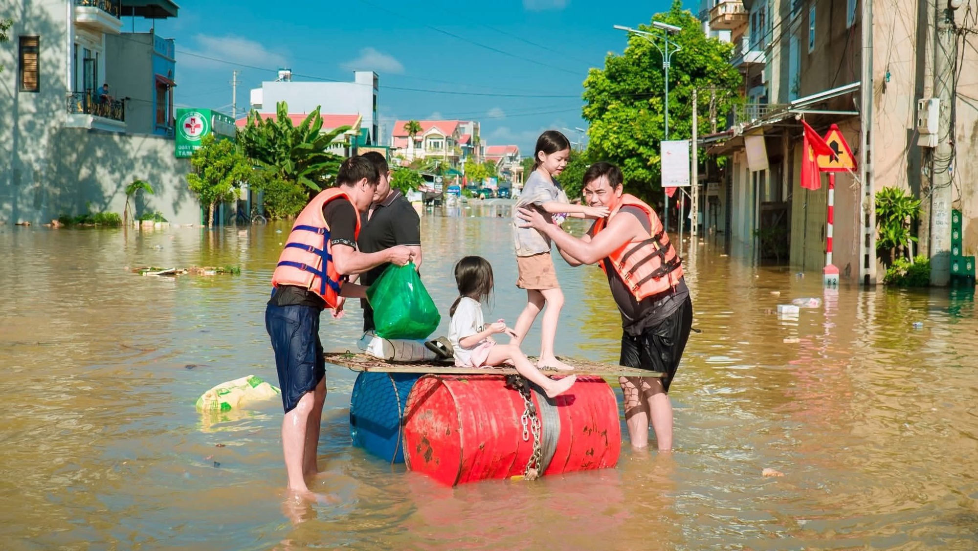 VIDEO: Những hình ảnh mới nhất ở nơi nước ngập sâu 2 m, dân sinh hoạt trên mái nhà- Ảnh 19.