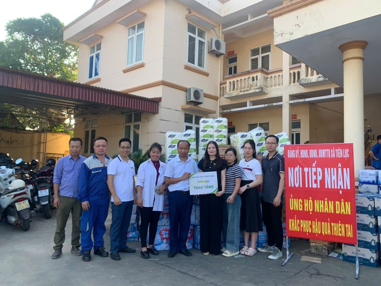 VIDEO: Những hình ảnh mới nhất ở nơi nước ngập sâu 2 m, dân sinh hoạt trên mái nhà- Ảnh 8.