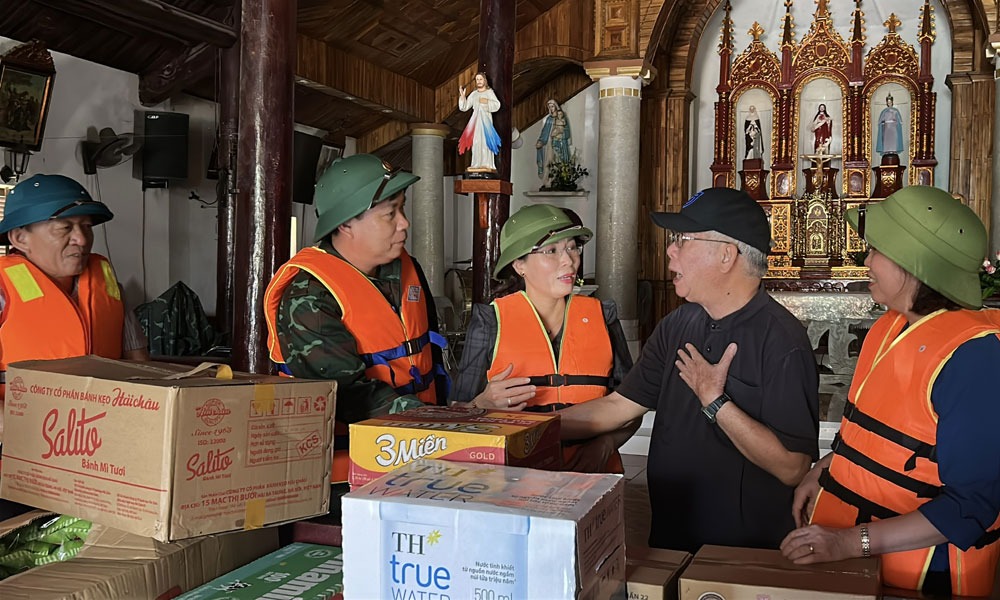 VIDEO: Những hình ảnh mới nhất ở nơi nước ngập sâu 2 m, dân sinh hoạt trên mái nhà- Ảnh 7.