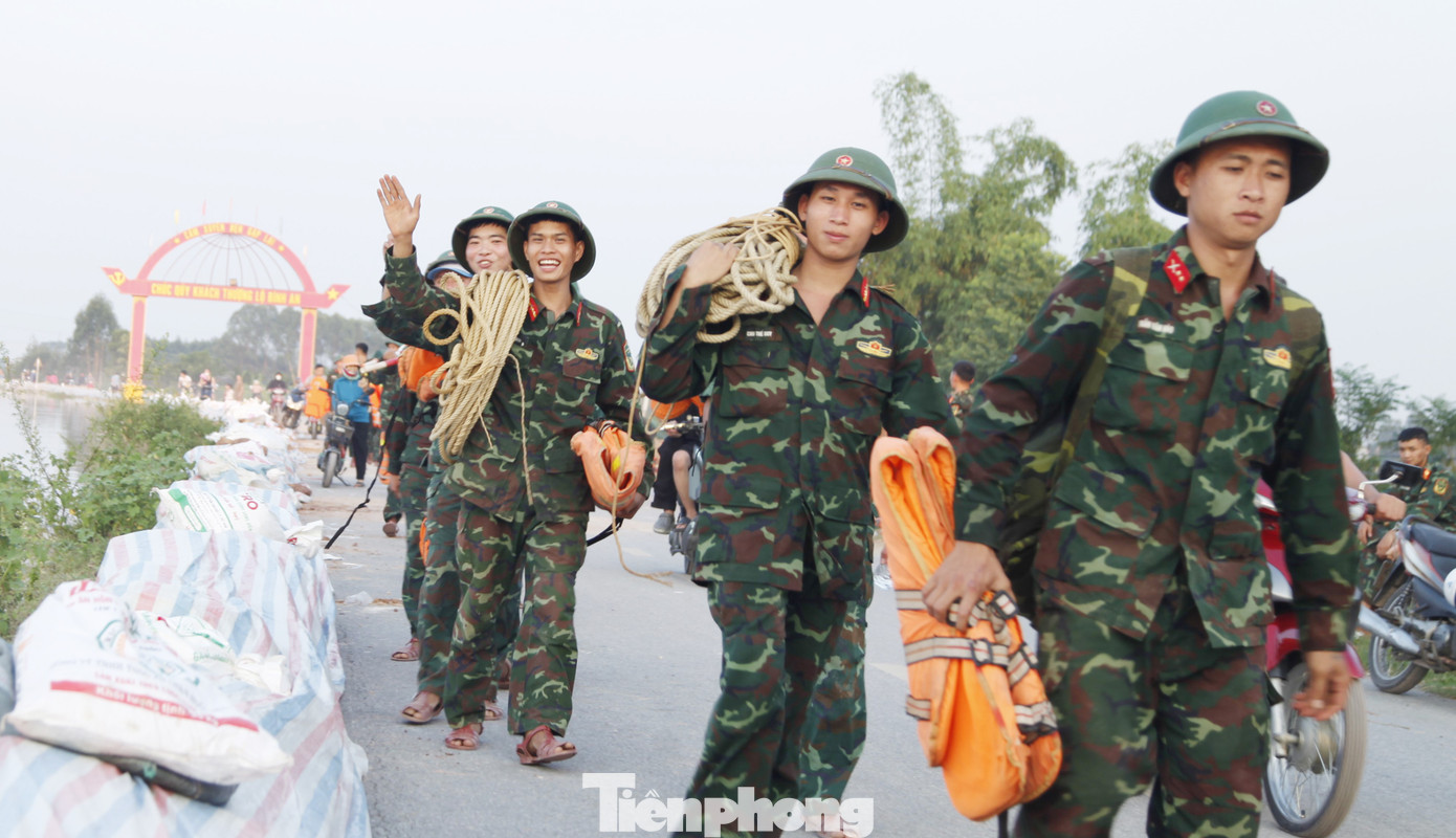 Người dân Bắc Ninh bịn rịn chia tay bộ đội giúp chống lũ- Ảnh 2.