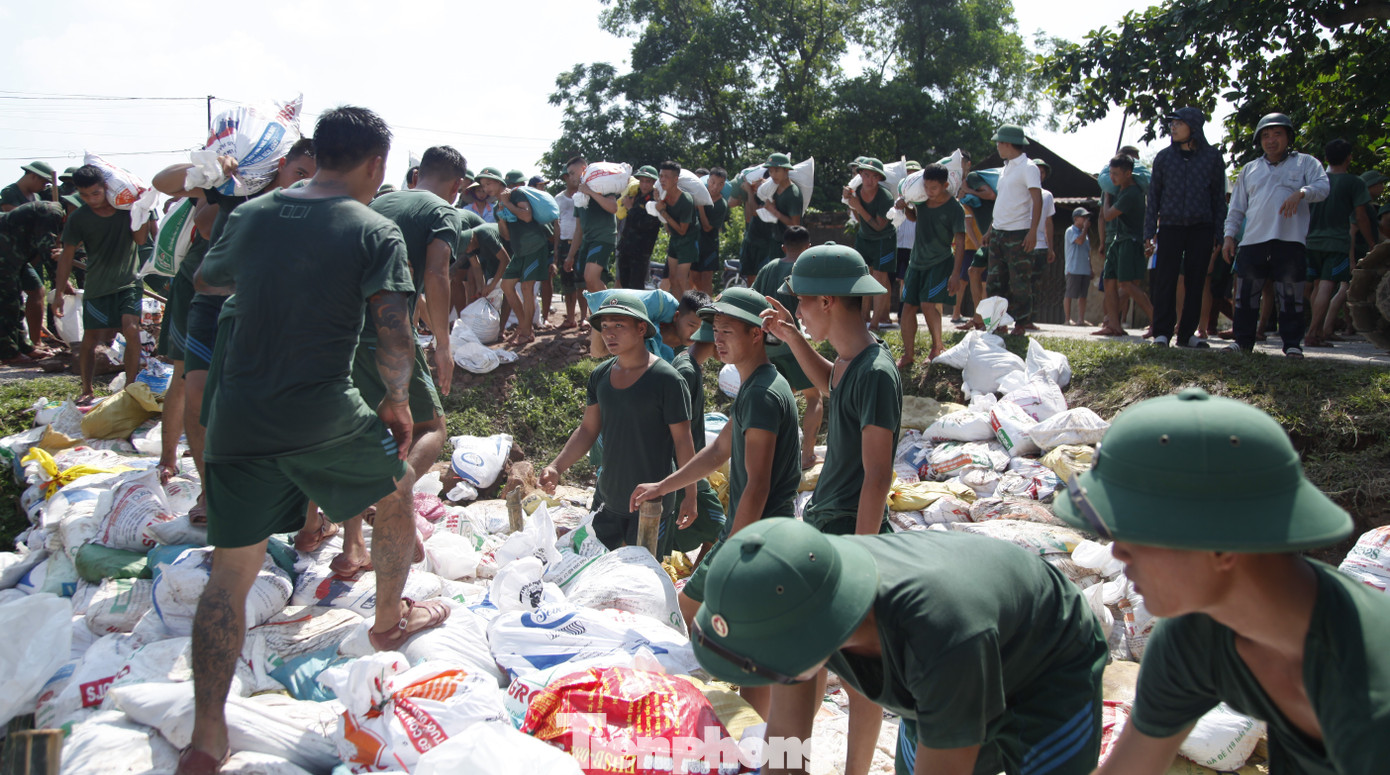 Người dân Bắc Ninh bịn rịn chia tay bộ đội giúp chống lũ- Ảnh 3.