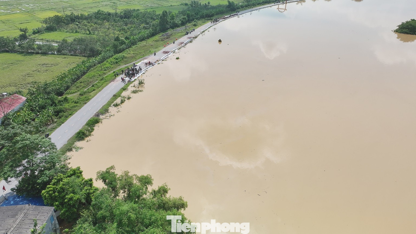 Người dân Bắc Ninh bịn rịn chia tay bộ đội giúp chống lũ- Ảnh 1.
