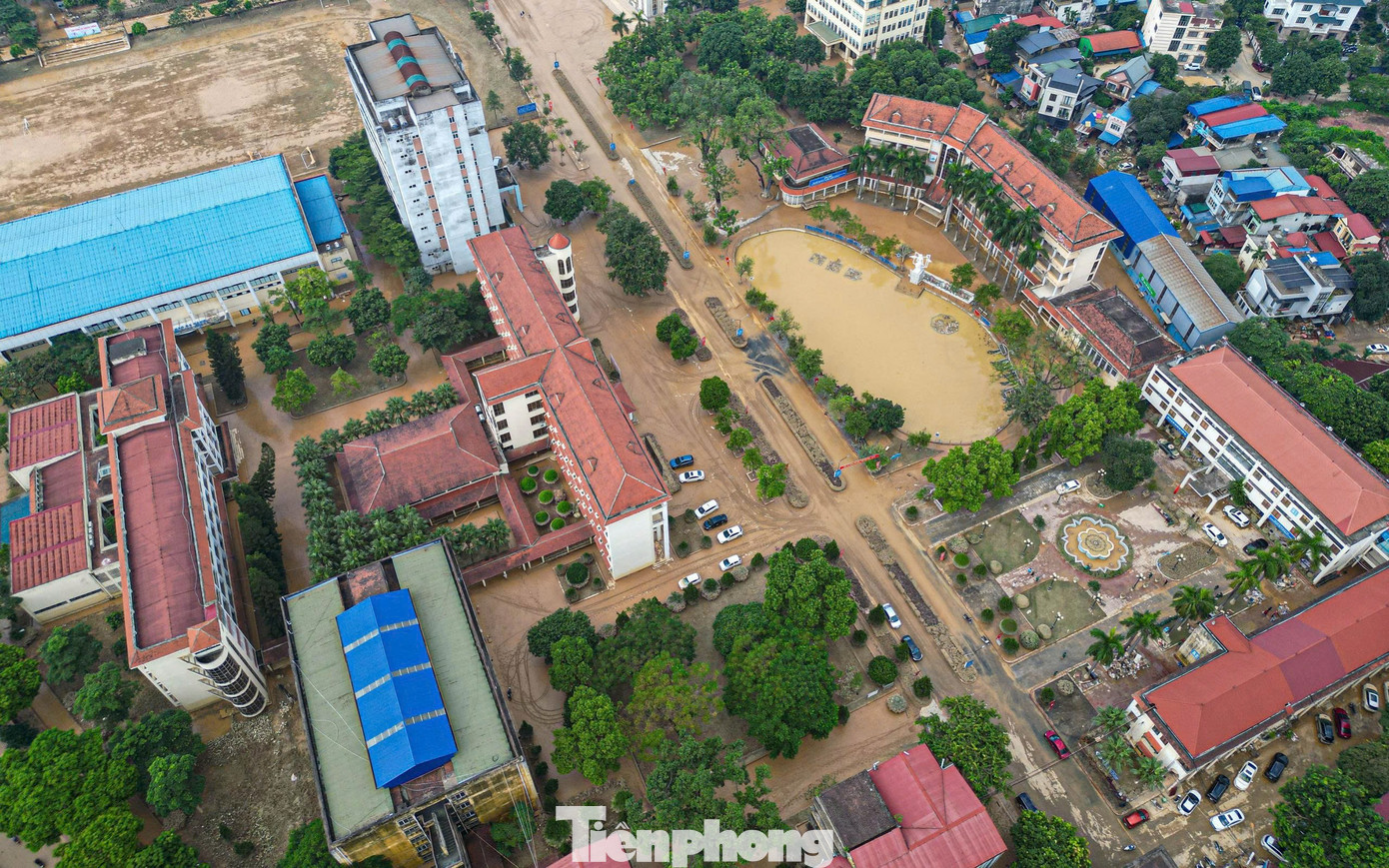 Thái Nguyên: Đại học Sư phạm tan hoang sau lũ, học bạ, con dấu trôi khắp nơi- Ảnh 1.