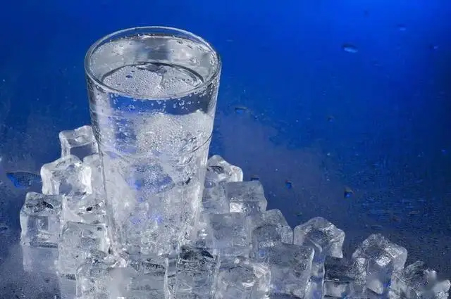 Uống nhiều nước chưa chắc đã tốt: 4 cách uống nước tai hại mà 9/10 người đang mắc phải- Ảnh 1.