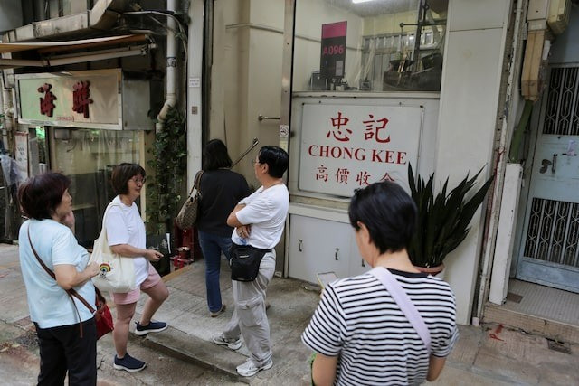 Giá vàng phá đỉnh: Người Hồng Kông (Trung Quốc) bán tháo, khách Úc xếp hàng mua- Ảnh 1.