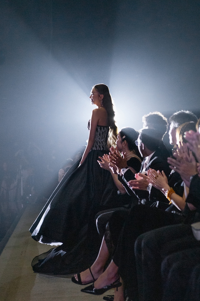 Thanh Hằng tái xuất sàn catwalk, được đón nhận ra sao?- Ảnh 5. Thanh Hằng tái xuất sàn catwalk, được đón nhận ra sao?- Ảnh 5.