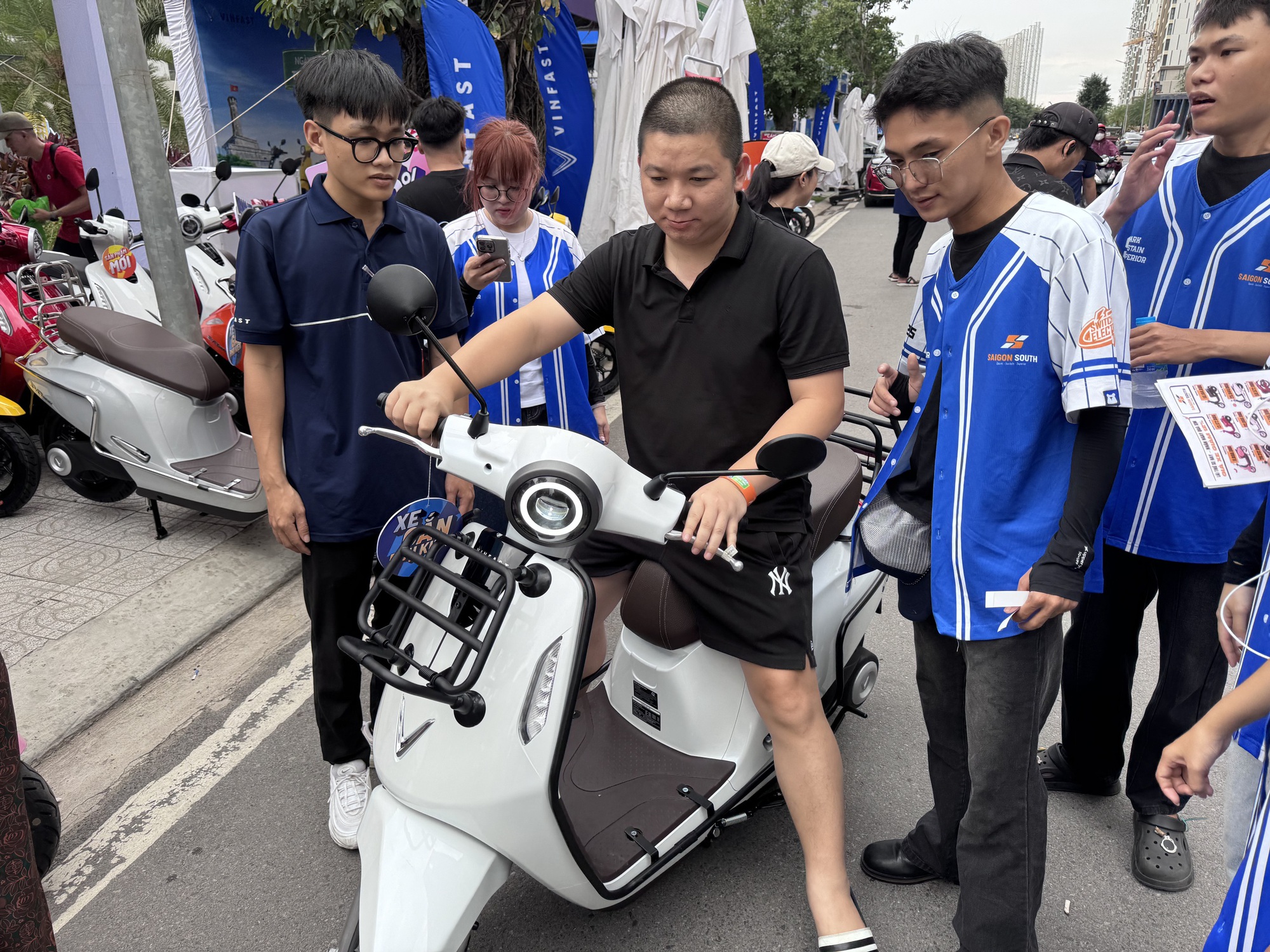 Cuối tuần nhộn nhịp đổi xe xăng sang xe điện- Ảnh 2. Cuối tuần nhộn nhịp đổi xe xăng sang xe điện- Ảnh 2.