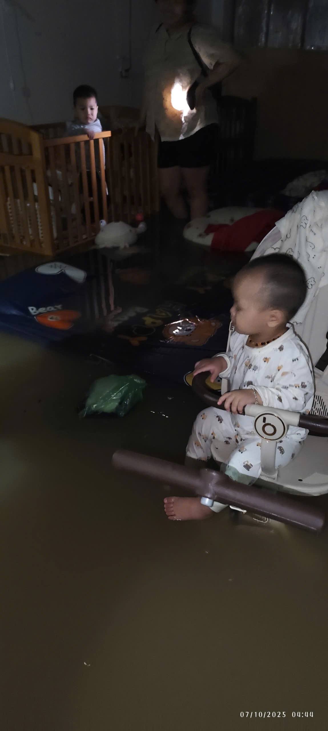 Thương lắm những bé con giữa biển nước lũ: Có bé mới 1 tuổi đã 3 lần chạy lũ, có bé còn quấn tã 