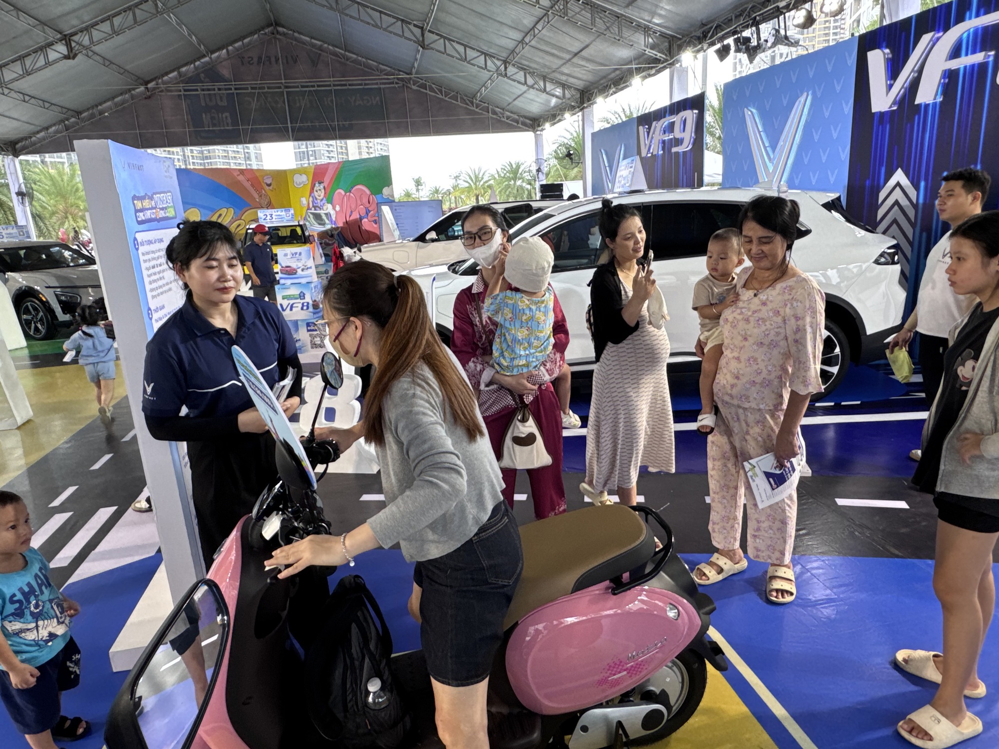 Cuối tuần nhộn nhịp đổi xe xăng sang xe điện- Ảnh 3. Cuối tuần nhộn nhịp đổi xe xăng sang xe điện- Ảnh 3.