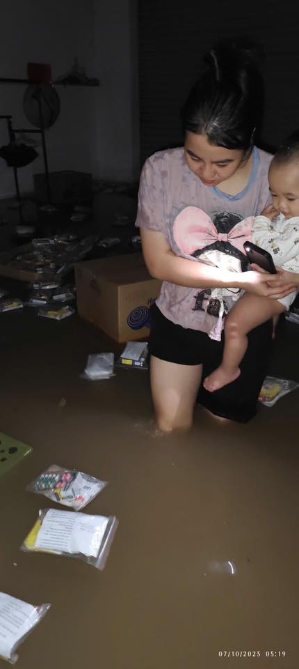 Thương lắm những bé con giữa biển nước lũ: Có bé mới 1 tuổi đã 3 lần chạy lũ, có bé còn quấn tã 