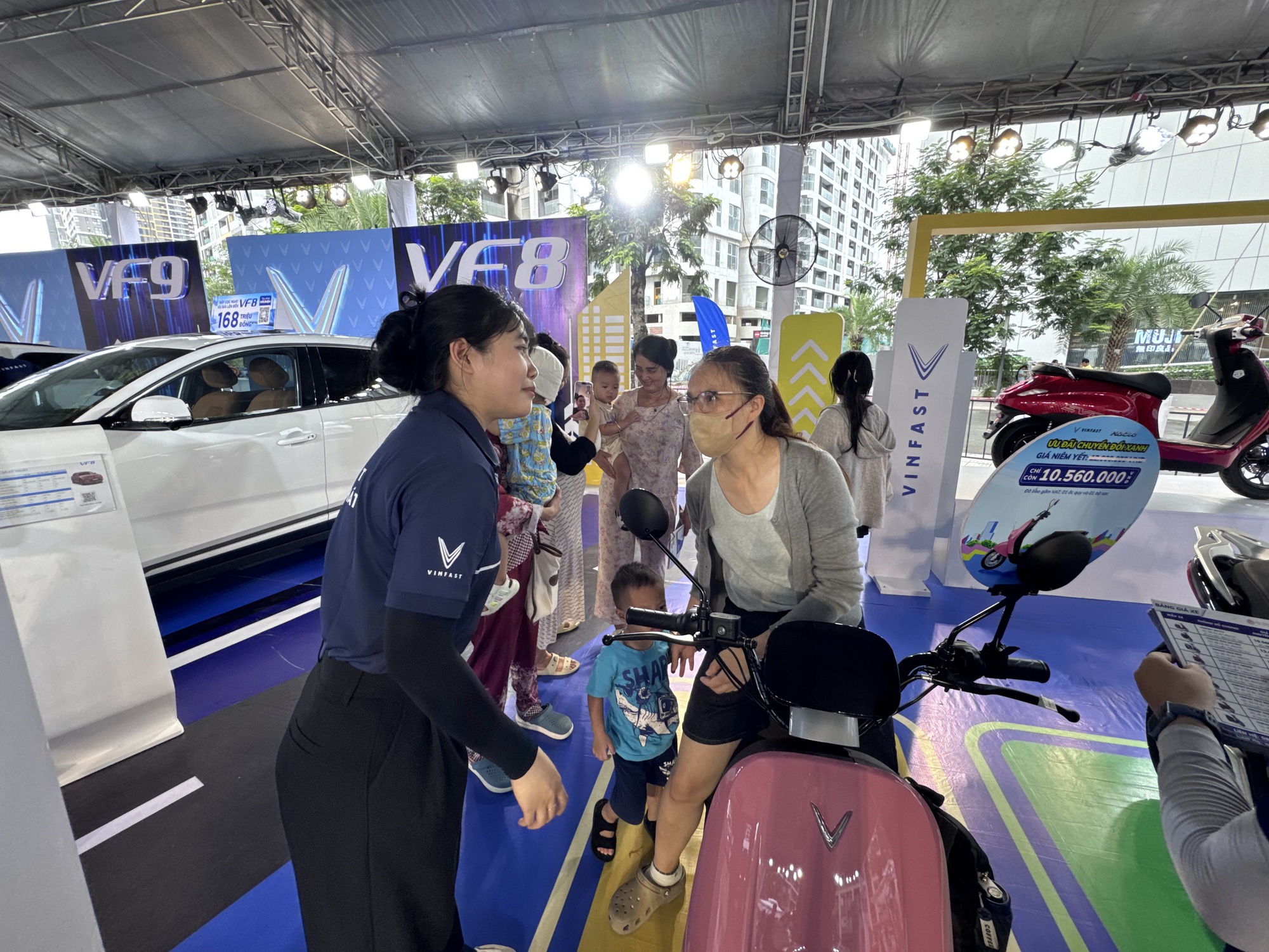 Cuối tuần nhộn nhịp đổi xe xăng sang xe điện- Ảnh 5. Cuối tuần nhộn nhịp đổi xe xăng sang xe điện- Ảnh 5.