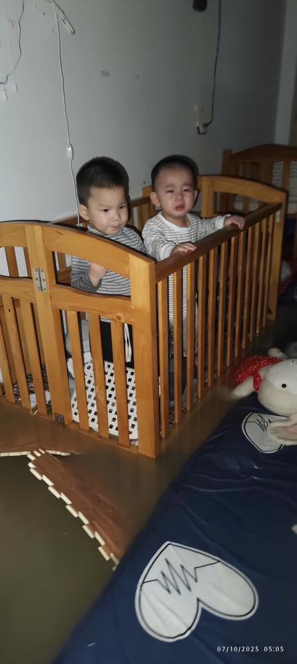 Thương lắm những bé con giữa biển nước lũ: Có bé mới 1 tuổi đã 3 lần chạy lũ, có bé còn quấn tã 