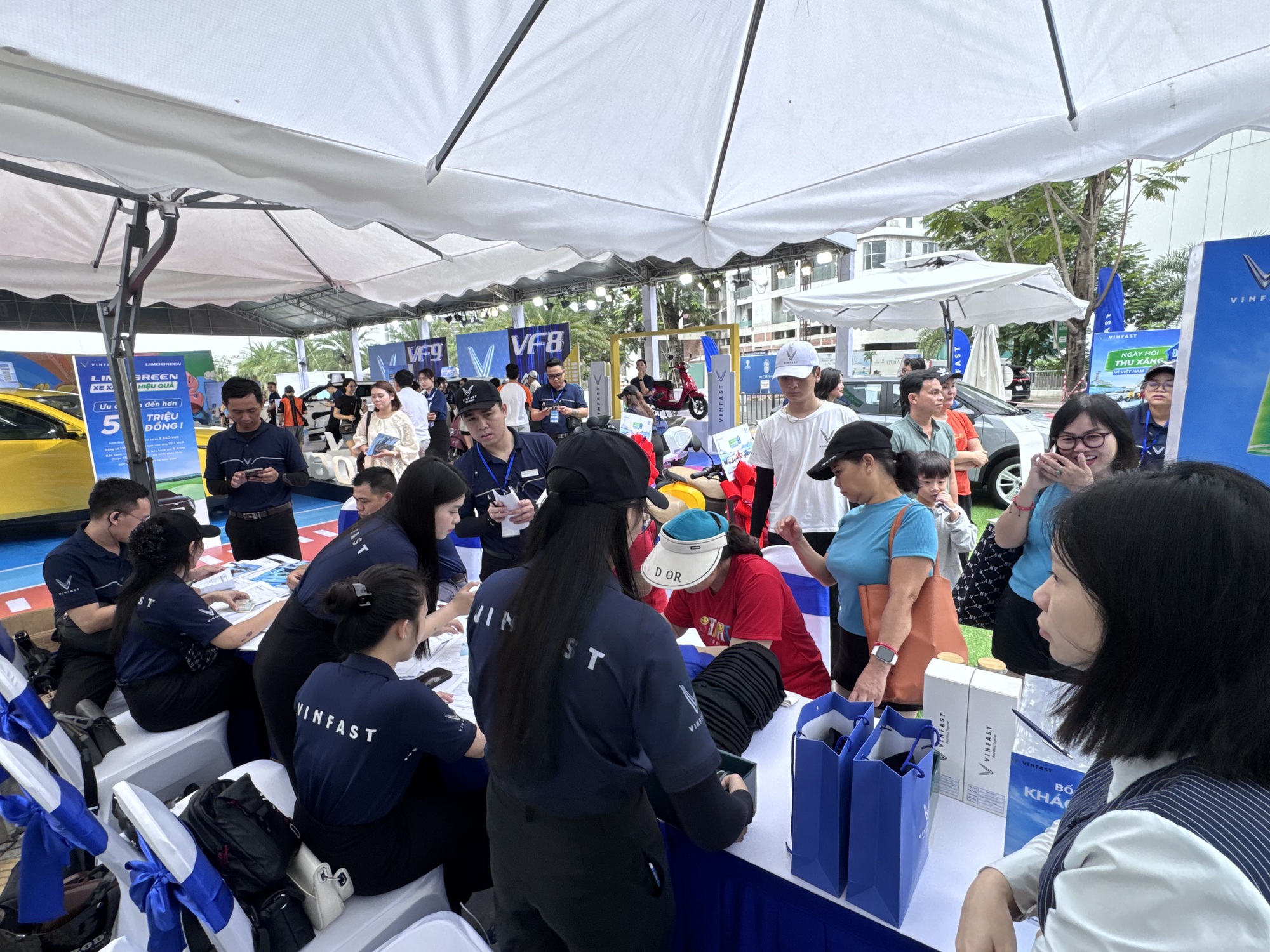 Cuối tuần nhộn nhịp đổi xe xăng sang xe điện- Ảnh 1. Cuối tuần nhộn nhịp đổi xe xăng sang xe điện- Ảnh 1.