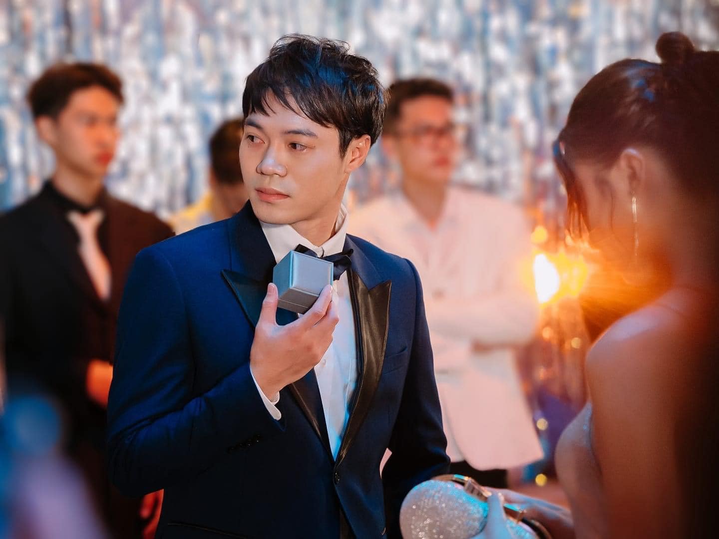 Văn Toàn bị em gái 