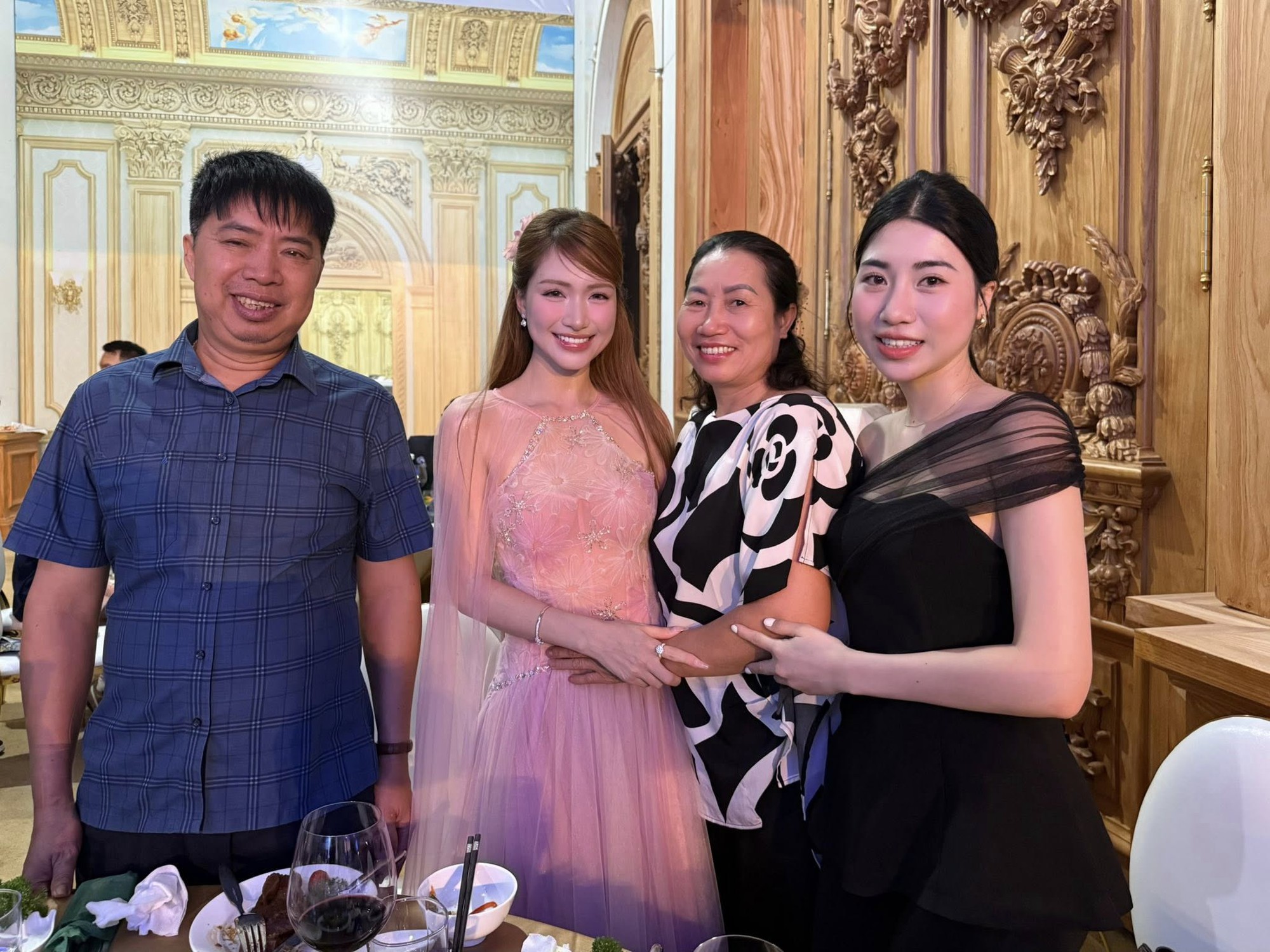 Văn Toàn bị em gái 