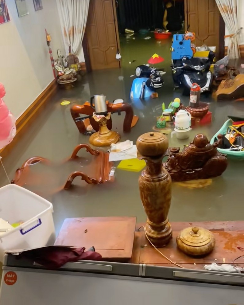 Thương lắm những bé con giữa biển nước lũ: Có bé mới 1 tuổi đã 3 lần chạy lũ, có bé còn quấn tã 